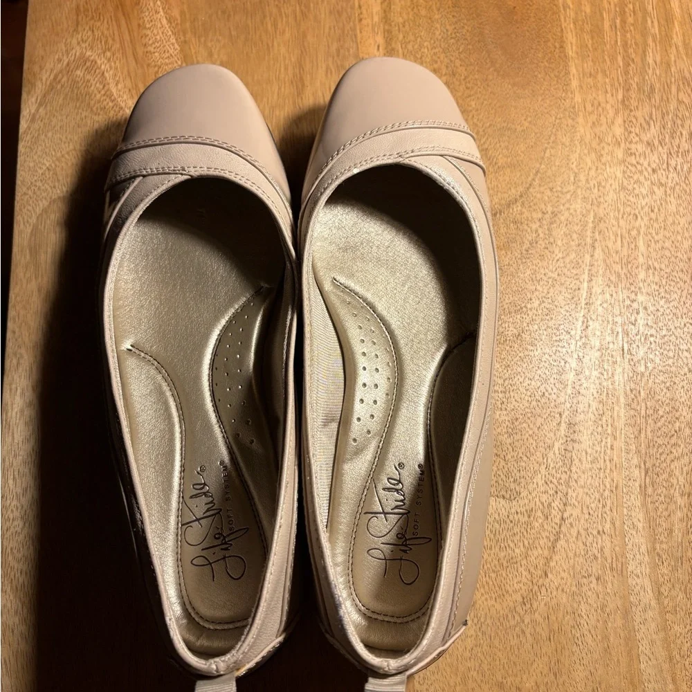 Life Stride Women's Beige /Tan flat shoes soft system new with box Size 8M